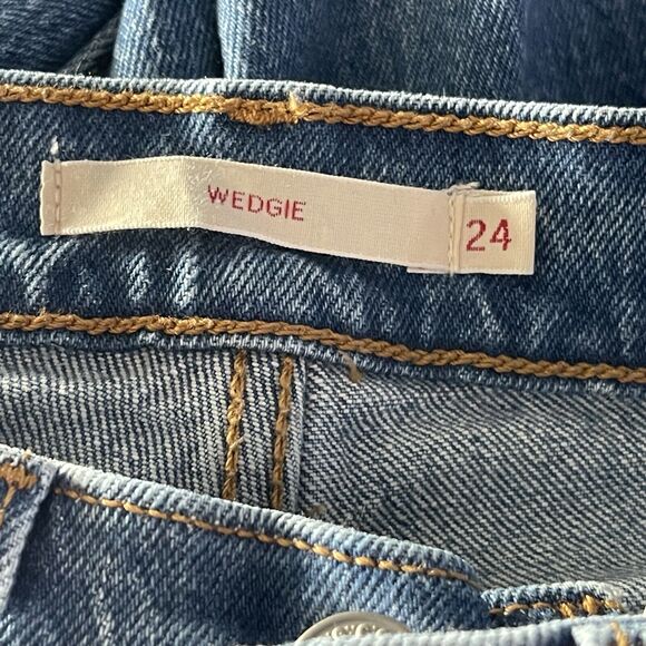 Levi’s SZ 24 Wedgie Jeans Button-Fly Distressed Frayed Hems Medium Wash Blue - Picture 9 of 12
